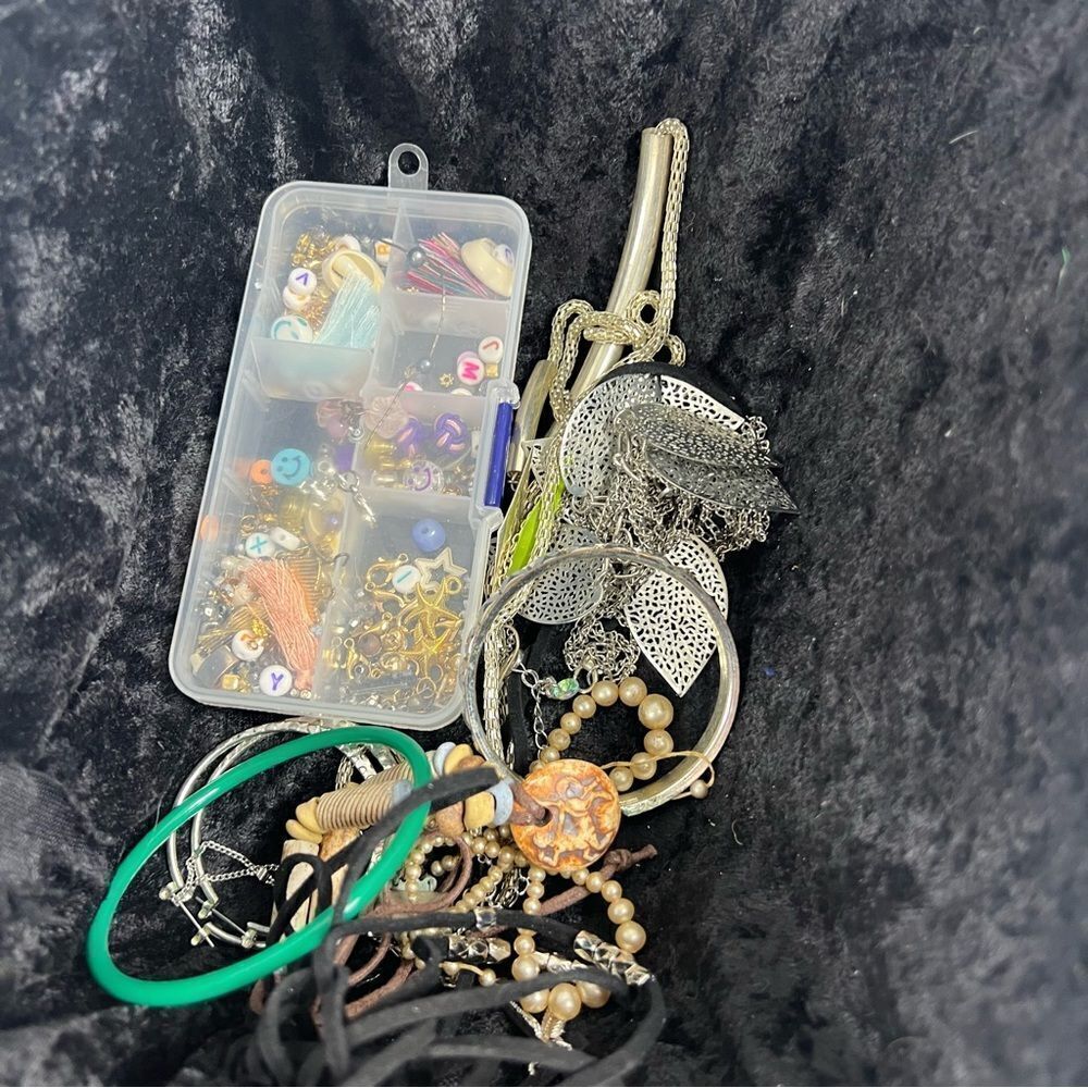 5 pounds of crafters lot jewelry mystery vintage to current for repurpose scoop - Picture 2 of 8